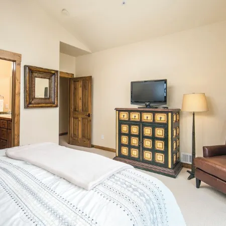 Luxury, END UNIT townhome w/amazing views & privacy. High-end furnishings. Cozy.
