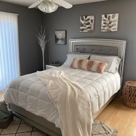 3 Bedroom 2.5 Bath With Hot Tub & Heated Pool! Outside BBQ Area with Fire Pit!