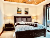 5500 sf cabin: 6 king/2 queen beds, heated pool/spa, game room, mountain views