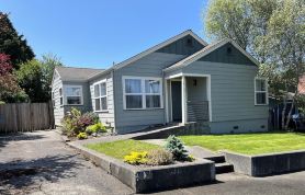 Spruce Cottage Bright 3 Bedroom 2 Bath near Henderson Center. Master suite.