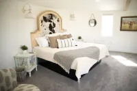Gorgeous views, unique stay minutes away from hot pools, golfing, restaurants.