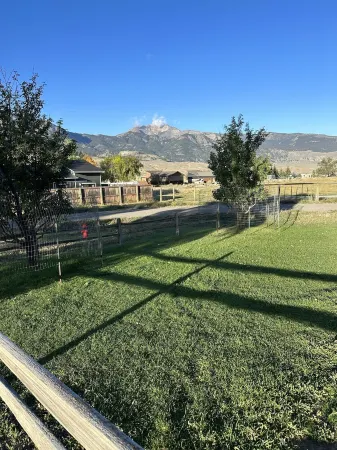 Elk Haven House - Less than 5 min from Yellowstone Park! Beautiful views! Отели в г. Гардинер