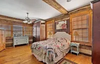 Historic 200 year old 3-bedroom log house with WiFi and AC in charming Winesburg
