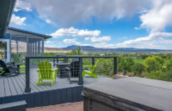 Beautiful home on the bluff overlooking river and mountain views with hot tub!