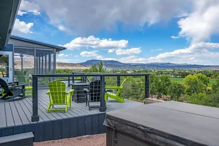 Beautiful home on the bluff overlooking river and mountain views with hot tub!