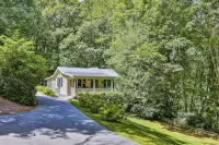 ❤️1937 Cabin near Lake Glenville - 50 Acre Estate - Private Hike & Views! 10⭐️ Hotels in Hamburg