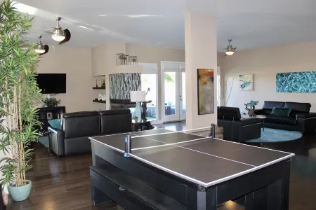 RANCHO MIRAGE - VICTORIA FALLS ENTERTAINING 4 BD - HUGE POOL & SPA & GRASS YARD! Отели рядом с достопримечательностью «Обсерватория Ранчо Мираж Лайбрари &»