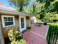 Charming, newly renovated house, a few steps from bike path. Hotels near Sea View Park