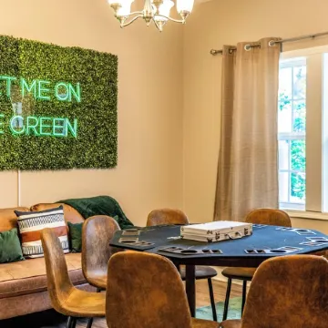 Golf Getaway! Poker Room - Indoor Golf Simulator - Pet-friendly