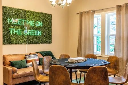 Golf Getaway! Poker Room - Indoor Golf Simulator - Pet-friendly