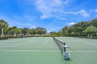 Luxury Lakeview Condo - Golf - Screened Lanai - Resort Pool - Hot Tub - Gym