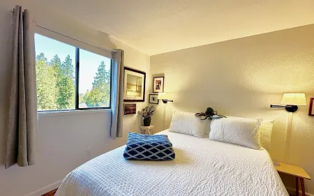 Charming, Newly updated 3 BR Home on a corner lot in Mount Vernon Отели рядом с достопримечательностью «Роозенгаард»