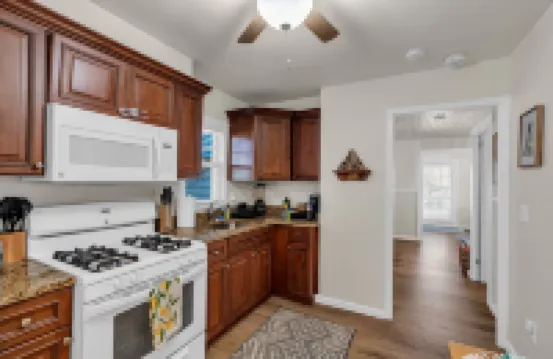 Entire Cottage. 2.5 blocks 2 beach. BBQ Grill. 4 beach badges.