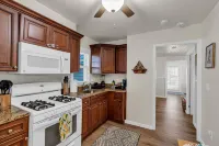 Entire Cottage. 2.5 blocks 2 beach. BBQ Grill. 4 beach badges.