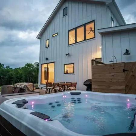 Stargaze on 12 Acres: Hot Tub 55" Fire Pit Grill