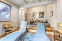 Architectural marvel w/firepit, hot tub, prime location, lounge & bar rooms! Hotels in Pocahontas County