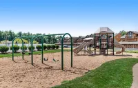 Lakefront Penthouse Retreat: Stunning Views, Bar, Golf & Fun on Castle Rock Lake