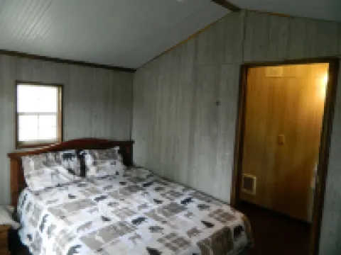 Rustic Lodge with private cabins / 6 person hot tub and camp fire Hotels in Liberty Township