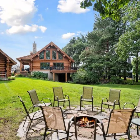 Beautiful 5 Bdrm Lakefront Log Cabin - under 1hr from Mpls!