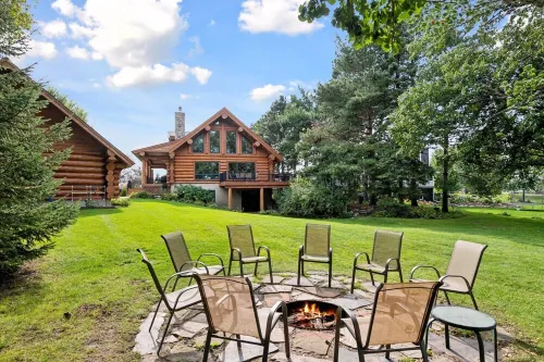 Beautiful 5 Bdrm Lakefront Log Cabin - under 1hr from Mpls! Hotels in Albion Township