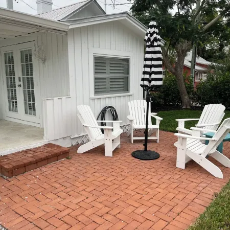 Romantic Cottage -2 Blocks to the Beach, 5th Street and 3rd Ave. S - Cottage B