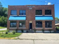 Cozy 2-bedroom apartment in enjoyable Elkader with AC, WiFi, view of downtown Отели в г. Элкадер