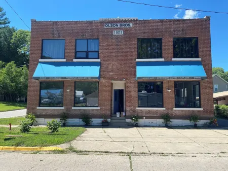 Cozy 2-bedroom apartment in enjoyable Elkader with AC, WiFi, view of downtown Отели в г. Clayton County