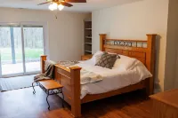 Ultimate Country Home with a 4800 sq.ft shed- pickle ball, corn hole, and more!! Hotels in Shelby County