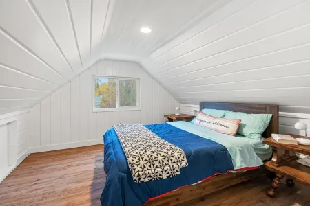 5Rm Seattle House w/Hot Tub , 12 Minutes to Stadiums