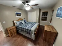 Great get a way--8 acres and pond, firepit peace and quiet Hotel dekat Trail Between the Lakes: Trailhead # 2 - Yellowpine