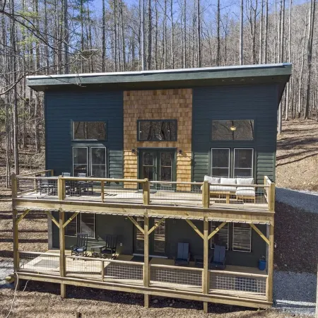 NEW Mountain Modern Hideaway! - Walk to Disc Golf