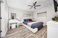 Newly Remodeled Modern Great Location 4BR 7 Beds Close to Many Attractions