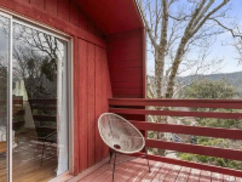 Hilltop 3-bedroom Retreat with Lake Views, AC, EV Charger at Lake Gregory Hotels in Crestline