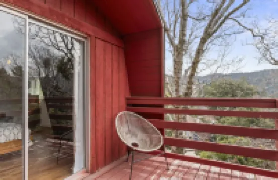 Hilltop 3-bedroom Retreat with Lake Views, AC, EV Charger at Lake Gregory