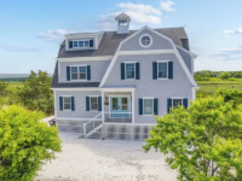 Bright & Beautiful Waterfront Cape Cod Home โรงแรมในSandwich