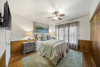 The Live Oak Haus (Sleeps 19) - 6 Bed | 6 Bath | Pool + Hot Tub + Fire Pit