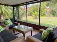 Charming Pool Home - Mins Drive to Beach Largo Bazaar附近的飯店