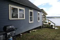 Charming water-front cottage & guest house comfortably sleeps 8 with WiFi, AC Hotel dekat Kamp Kill Kare State Park