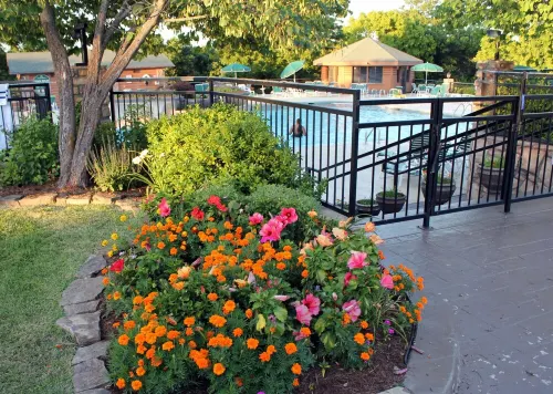 Luxury Log Cabin - Fireplace - Bath - WIFI - Cable - Porch - Pool - Resort