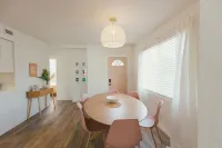 Boutique Largo Bungalow: Just mins to Gulf beaches! Beach gear provided!