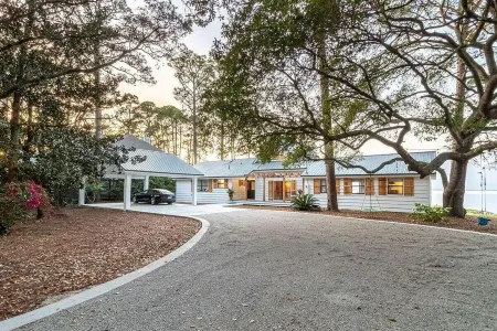 A hidden secret. Escape the crowds, not the view! Bayfront oasis with boathouse.