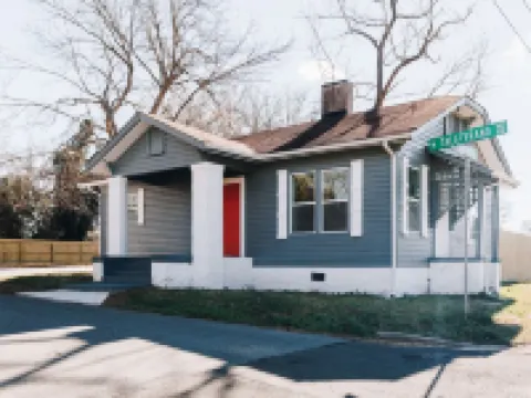 Mid Century 1/4 mile to Downtown Main Street - breweries, coffee, dining, shops Hotels in Monroe