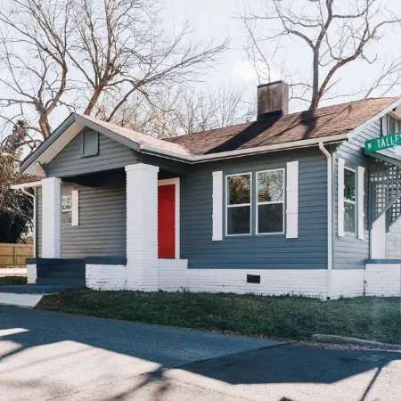 Mid Century 1/4 mile to Downtown Main Street - breweries, coffee, dining, shops