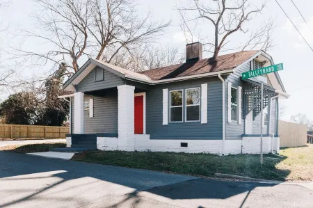 Mid Century 1/4 mile to Downtown Main Street - breweries, coffee, dining, shops