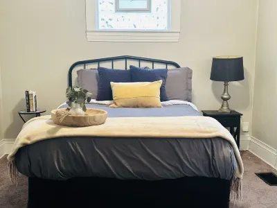 Lakewood Cozy Boho Apartment GV Art + Design 주변 호텔