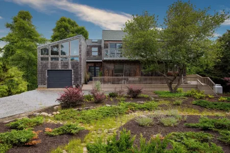 Sunny Hamptons Getaway With Pool