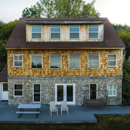 Cozy lodge near town w Stunning Views & Fireplace