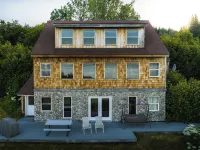 Cozy lodge near town w Stunning Views & Fireplace