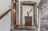Medieval House built in 1200 in the centre! FREE private parking - 3 ดาว