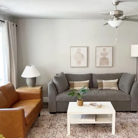 Beautiful Townhouse Retreat walking distance to shakes!